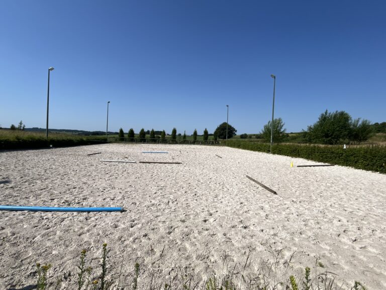 Piste extérieure de l'écurie Offaing pour les cours d'équitation